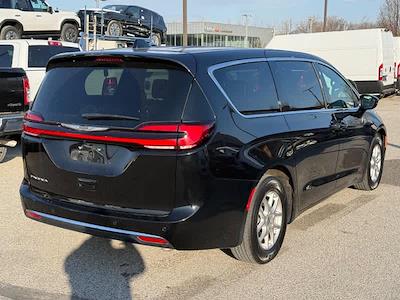 Used 2025 Chrysler Pacifica Select Minivan for sale #P1687 - photo 2