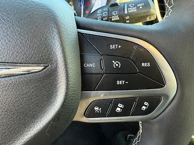 Used 2025 Chrysler Pacifica Select Minivan for sale #P1687 - photo 2