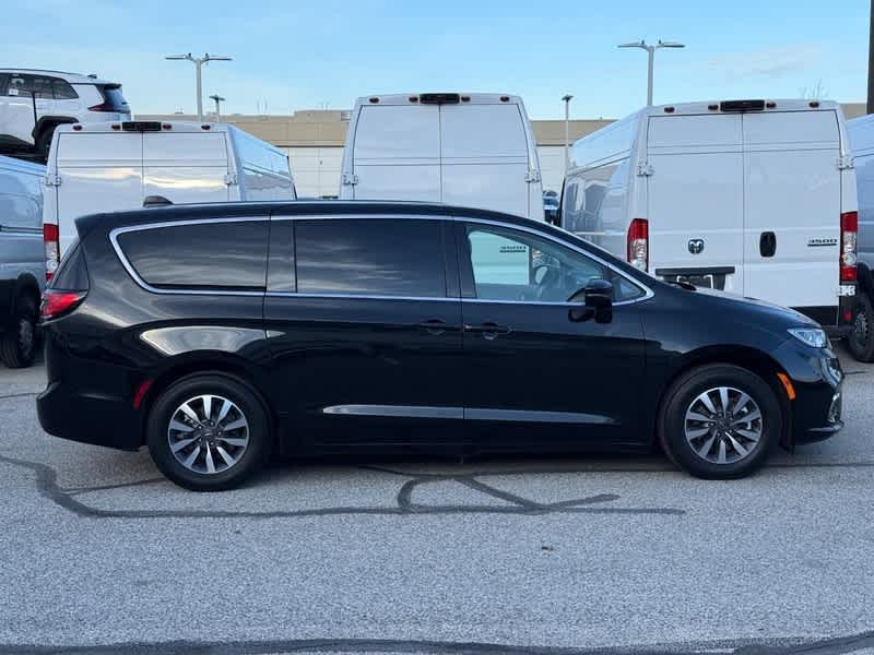 Used 2024 Chrysler Pacifica - photo 2