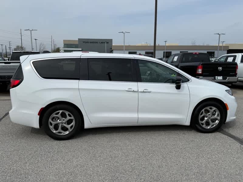 Used 2024 Chrysler Pacifica - photo 2