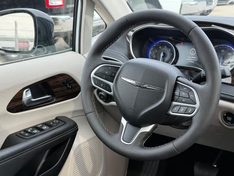Used 2024 Chrysler Pacifica - photo 16