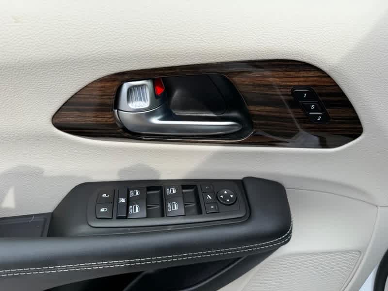 Used 2024 Chrysler Pacifica - photo 27
