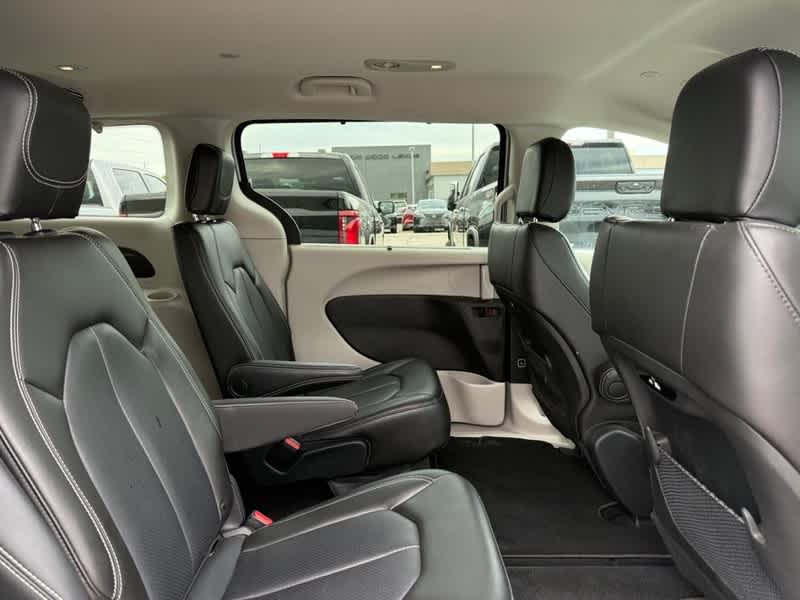 Used 2023 Chrysler Pacifica - photo 2
