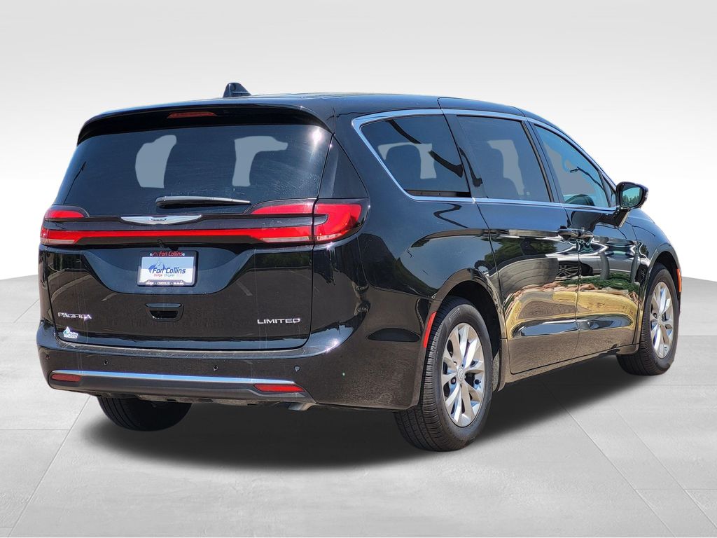 Used 2026 Chrysler Pacifica - photo 2