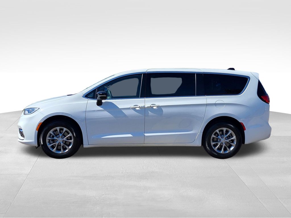 Used 2026 Chrysler Pacifica - photo 2