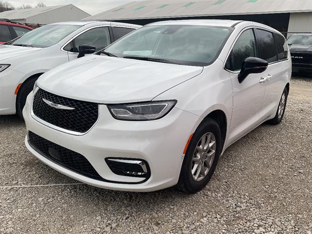 Used 2024 Chrysler Pacifica Touring L Minivan - photo 2