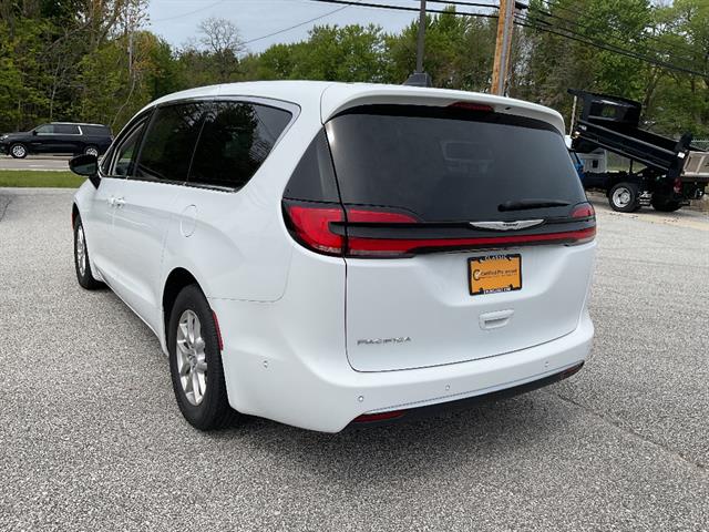 Used 2024 Chrysler Pacifica - photo 1