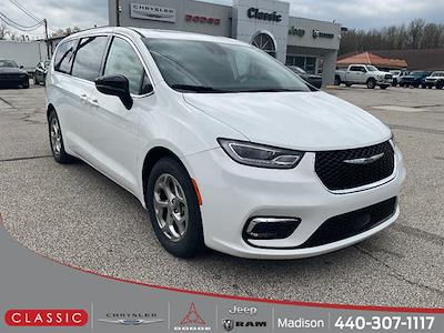 Used 2024 Chrysler Pacifica - photo 1