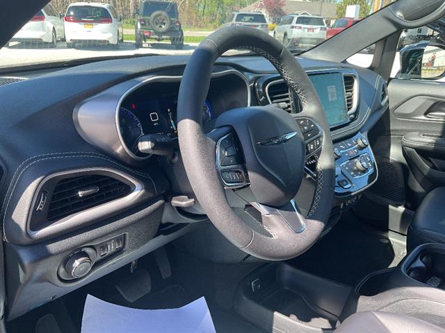 Used 2025 Chrysler Pacifica - photo 12