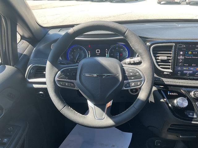 Used 2025 Chrysler Pacifica - photo 13