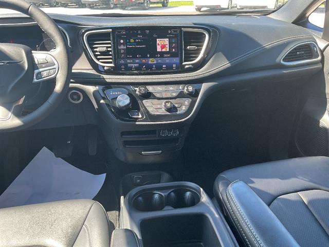 Used 2025 Chrysler Pacifica - photo 14