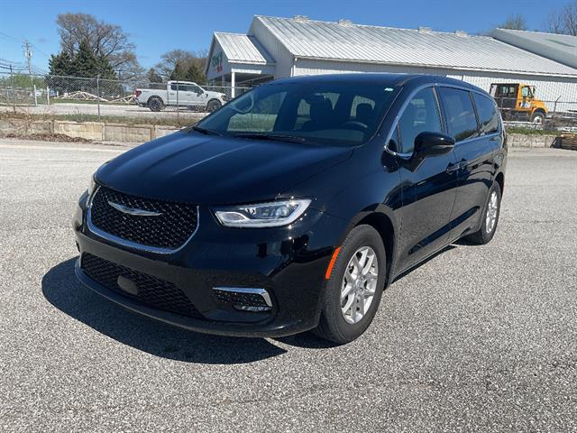 Used 2025 Chrysler Pacifica - photo 5