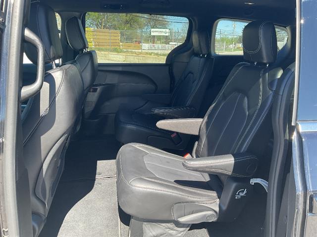 Used 2025 Chrysler Pacifica - photo 11