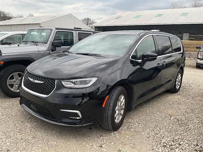 Used 2025 Chrysler Pacifica - photo 1