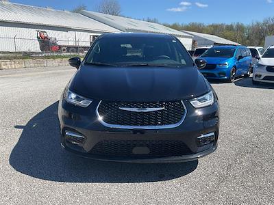 Used 2025 Chrysler Pacifica - photo 2