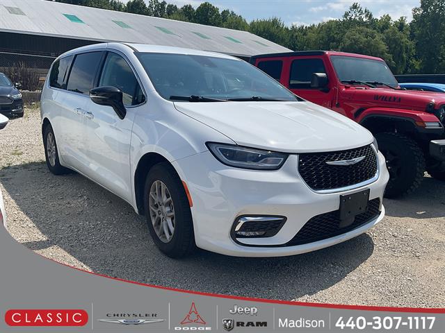 Used 2024 Chrysler Pacifica - photo 1