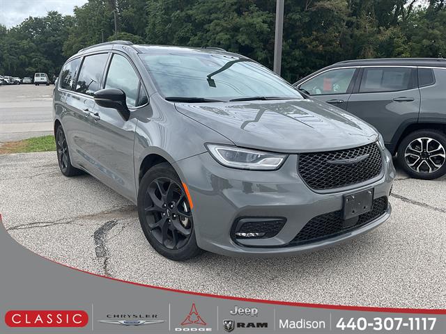 Used 2025 Chrysler Pacifica - photo 1