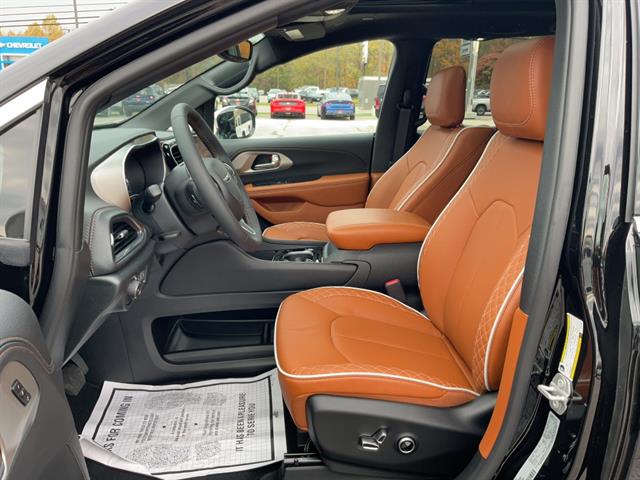 Used 2026 Chrysler Pacifica - photo 10
