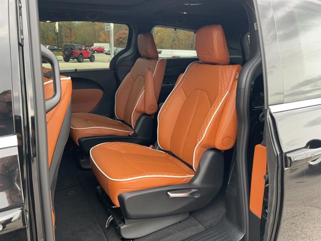 Used 2026 Chrysler Pacifica - photo 11