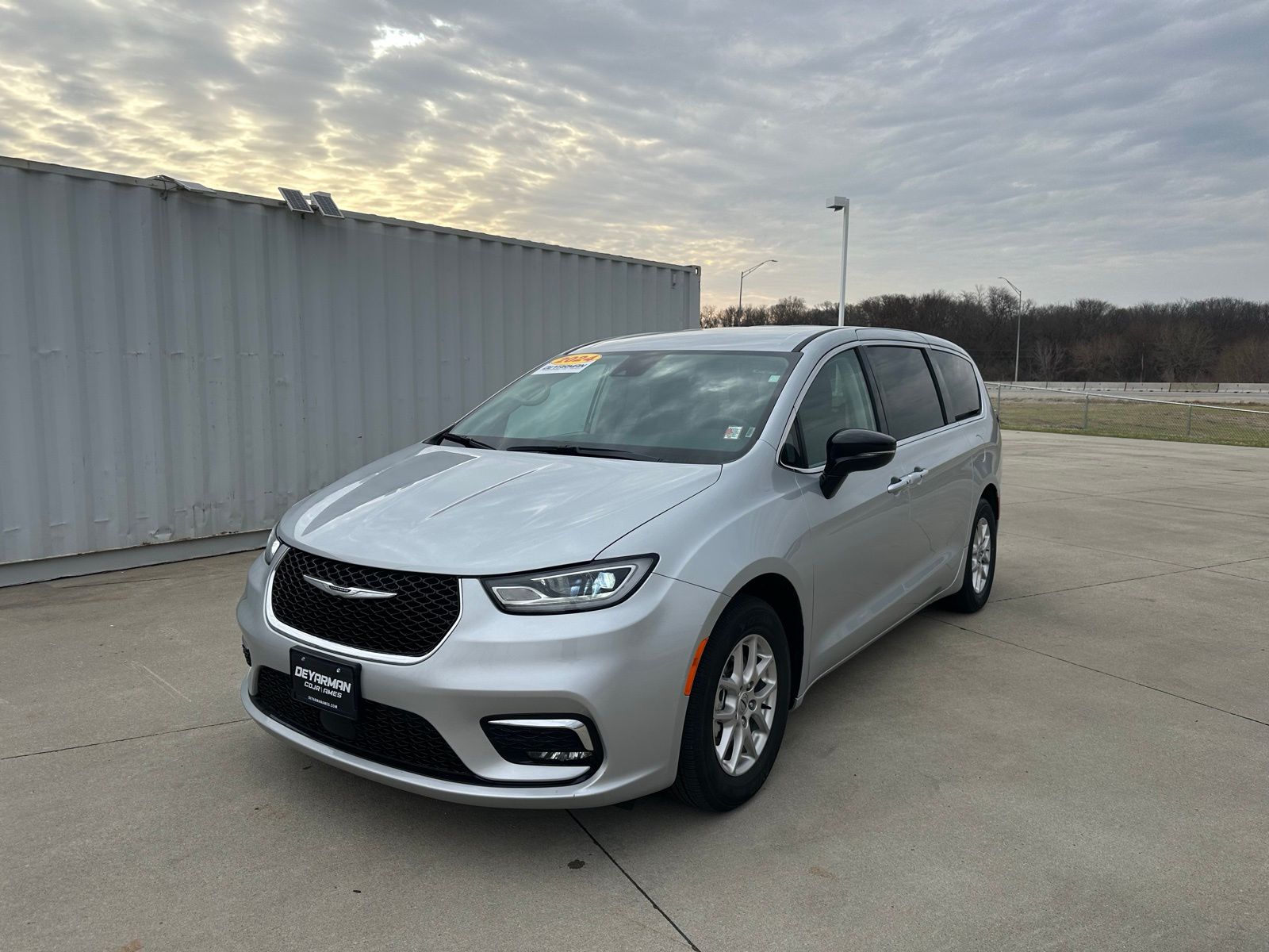 Used 2024 Chrysler Pacifica - photo 5