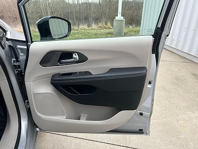 Used 2024 Chrysler Pacifica - photo 1