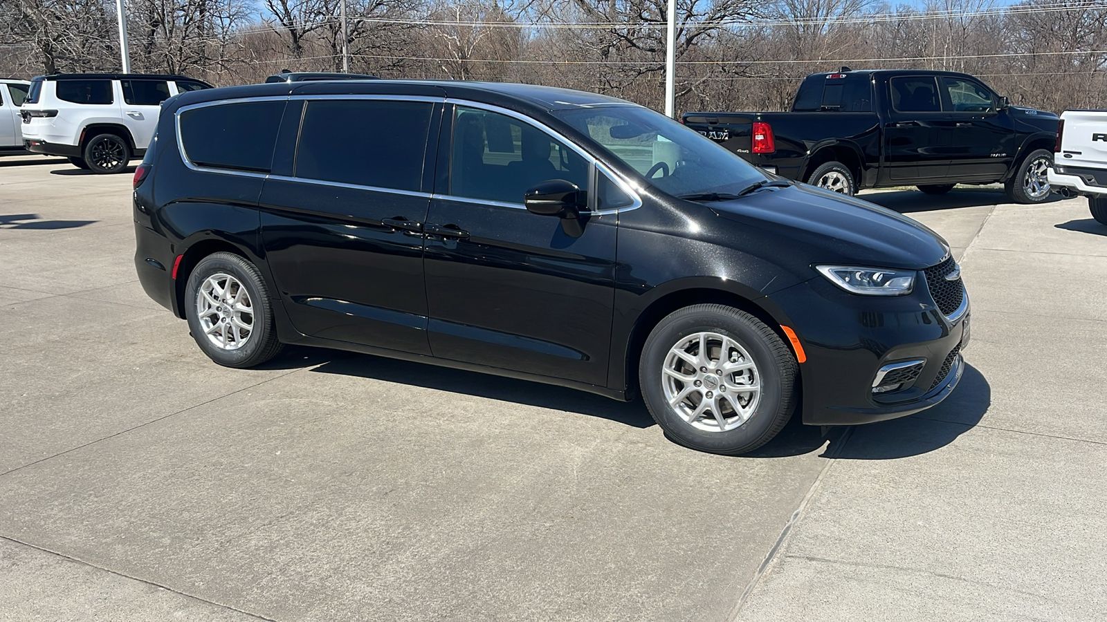 Used 2025 Chrysler Pacifica - photo 2