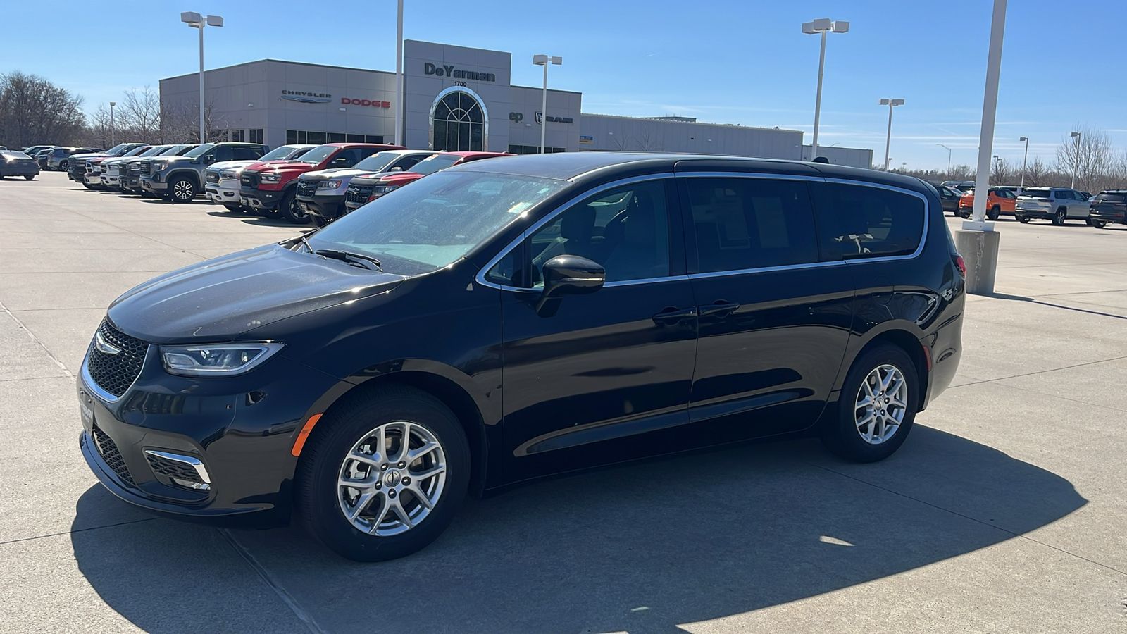 Used 2025 Chrysler Pacifica - photo 6