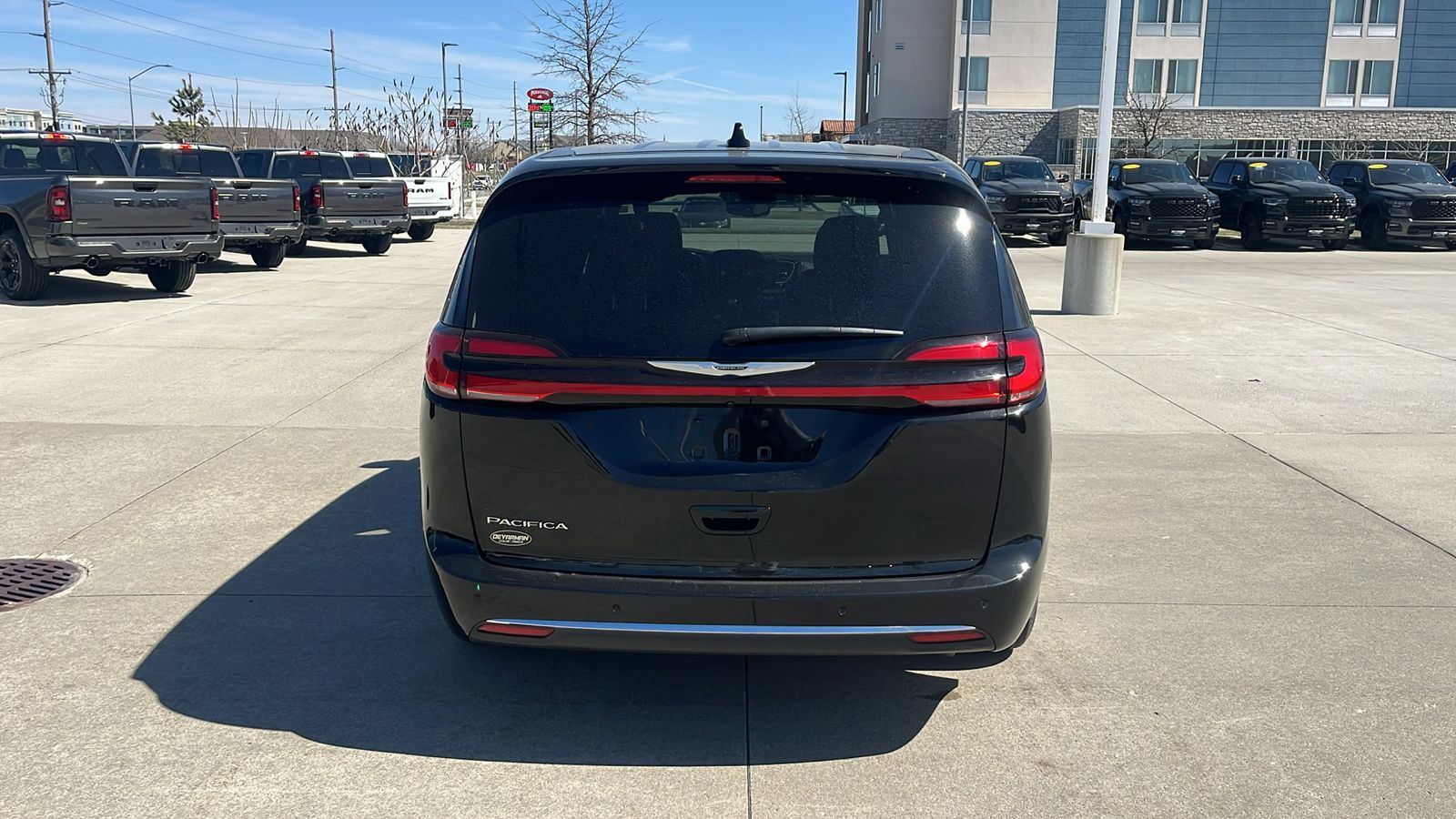 Used 2025 Chrysler Pacifica - photo 9