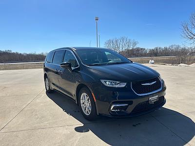 Used 2025 Chrysler Pacifica - photo 1