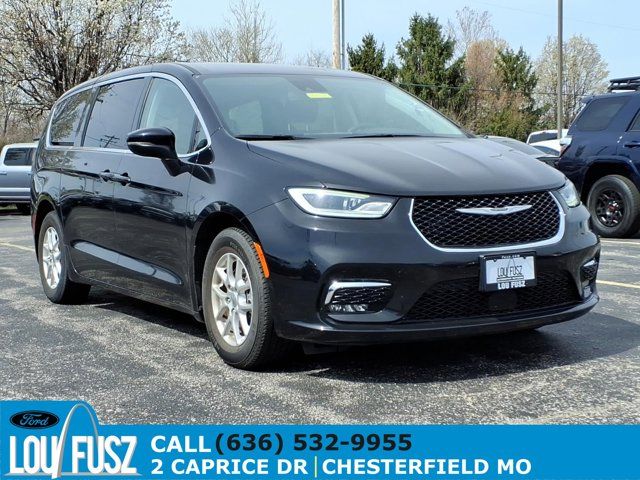 Used 2023 Chrysler Pacifica - photo 1