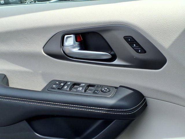 Used 2023 Chrysler Pacifica - photo 28