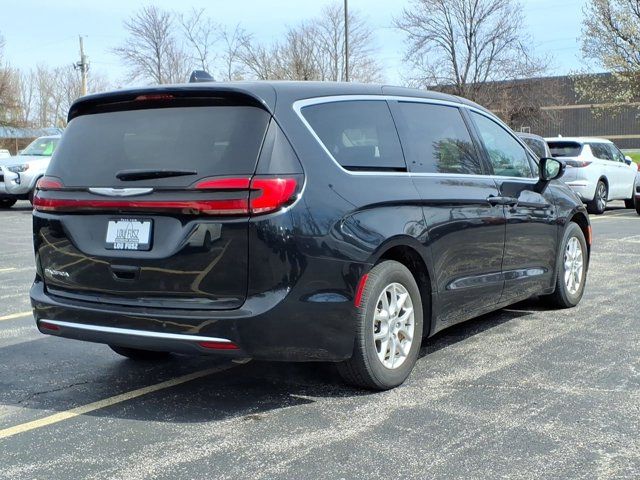 Used 2023 Chrysler Pacifica - photo 2