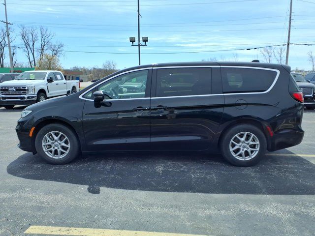 Used 2023 Chrysler Pacifica - photo 8