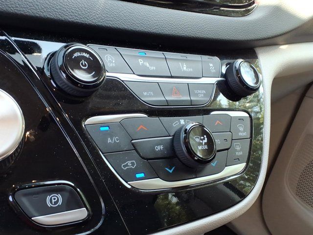 Used 2023 Chrysler Pacifica - photo 16