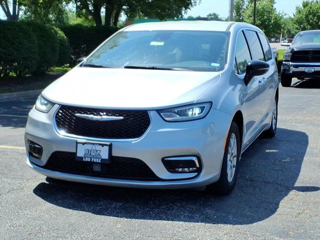 Used 2024 Chrysler Pacifica - photo 2