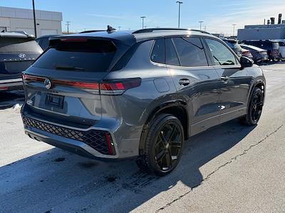 Used 2025 Volkswagen Tiguan - photo 1