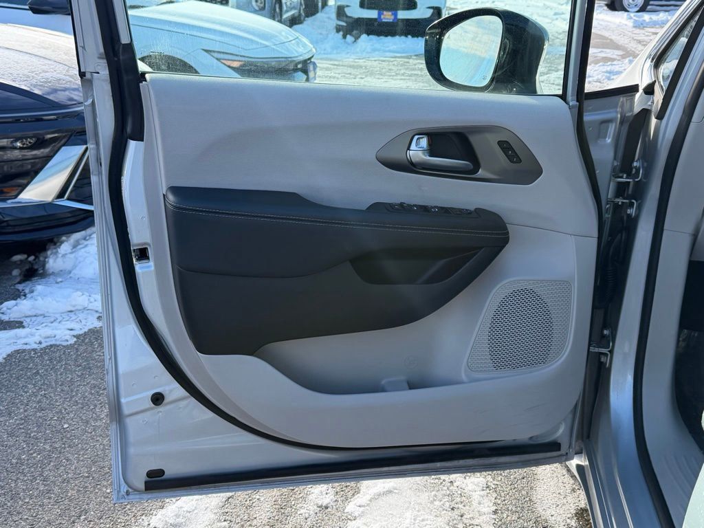 Used 2024 Chrysler Pacifica - photo 12