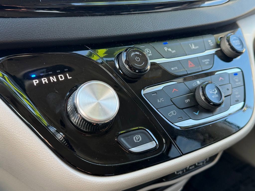 Used 2024 Chrysler Pacifica - photo 8