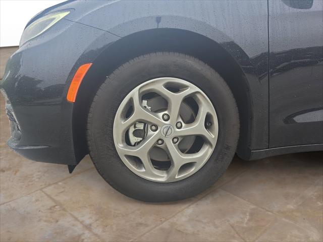 Used 2024 Chrysler Pacifica - photo 32