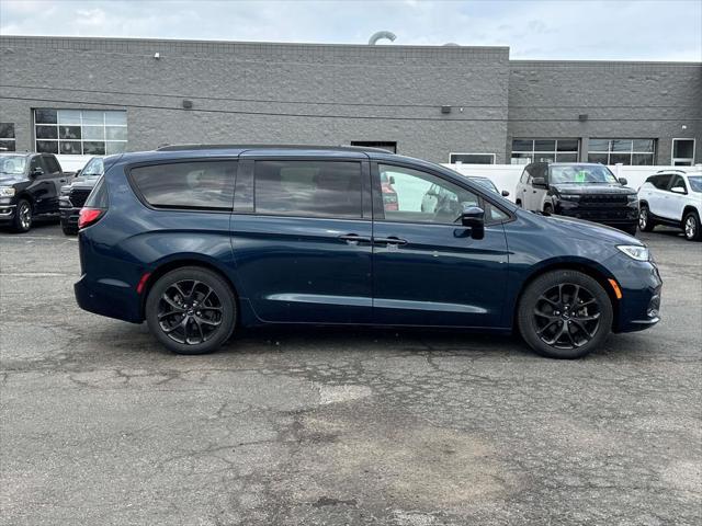 Used 2023 Chrysler Pacifica - photo 2
