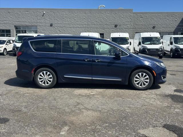 Used 2018 Chrysler Pacifica - photo 2