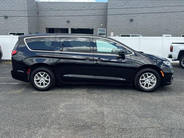 Used 2025 Chrysler Pacifica - photo 2