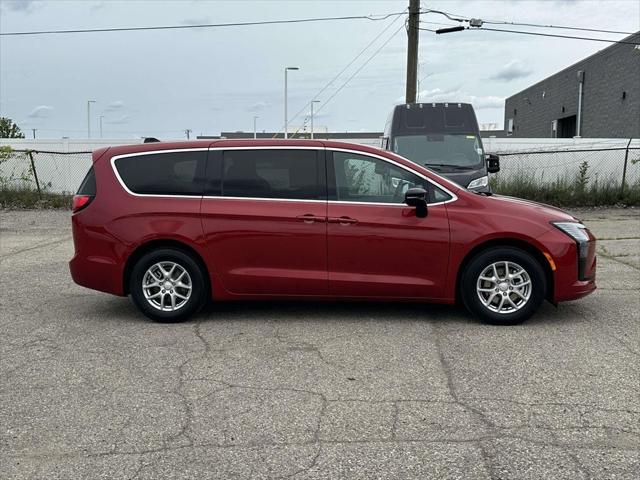 Used 2025 Chrysler Pacifica - photo 2