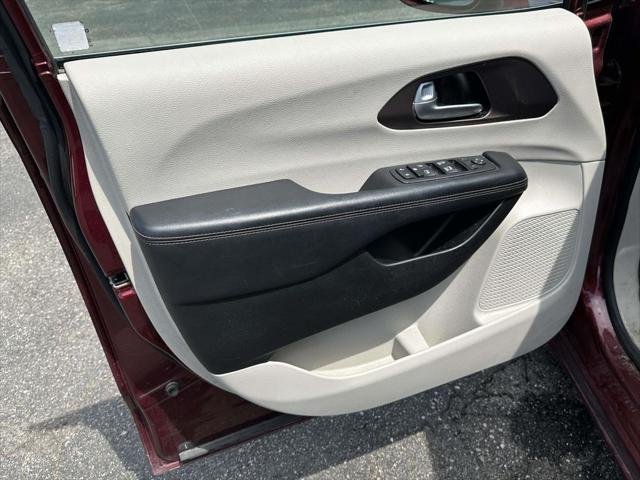 Used 2017 Chrysler Pacifica - photo 17