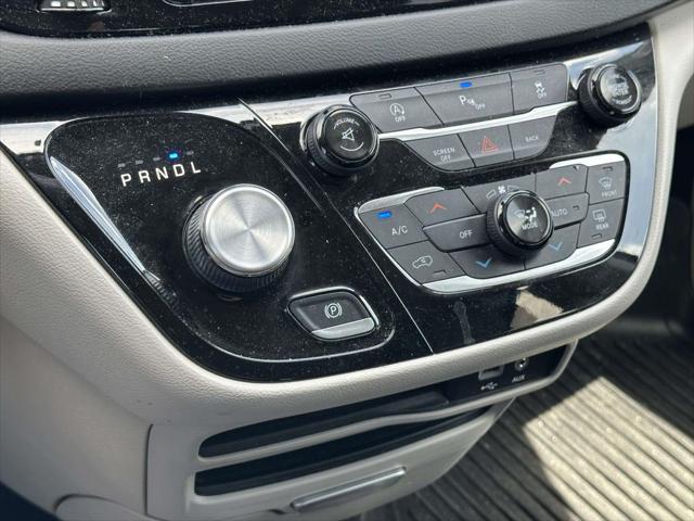 Used 2017 Chrysler Pacifica - photo 27