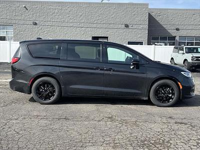 Used 2023 Chrysler Pacifica - photo 1