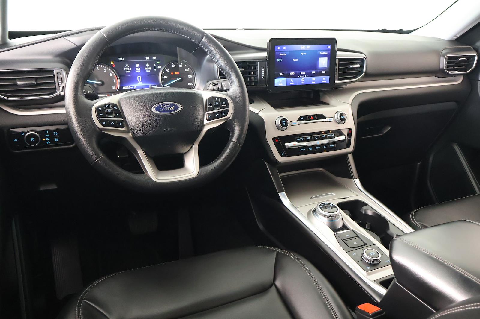 Used 2024 Ford Explorer - photo 2