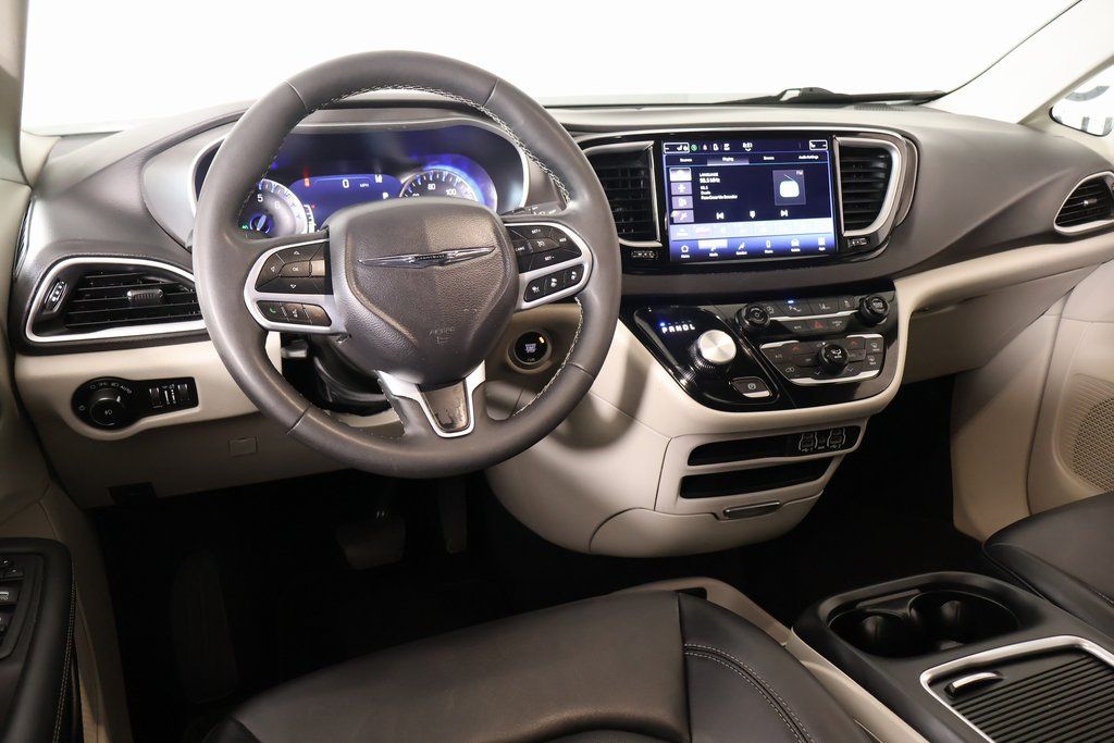 Used 2024 Chrysler Pacifica - photo 2