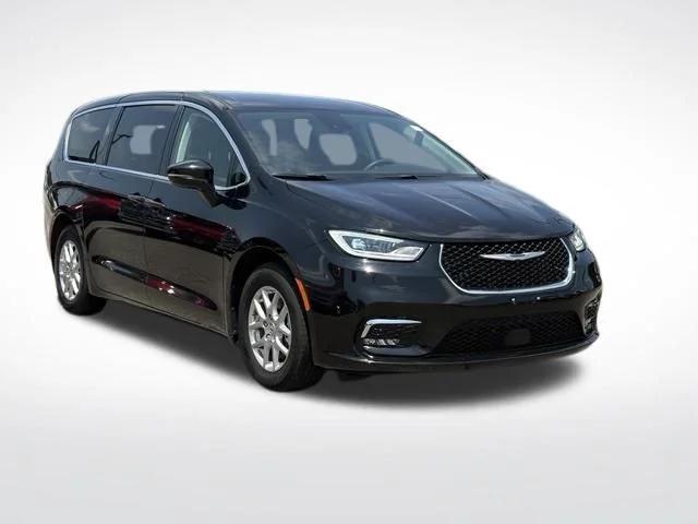 Used 2024 Chrysler Pacifica - photo 2