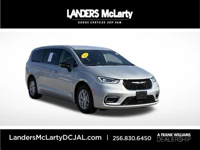 Used 2024 Chrysler Pacifica - photo 1